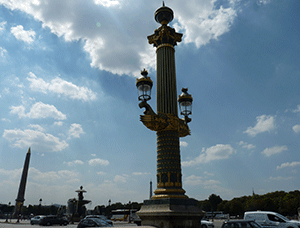 un papillon sur une feuille