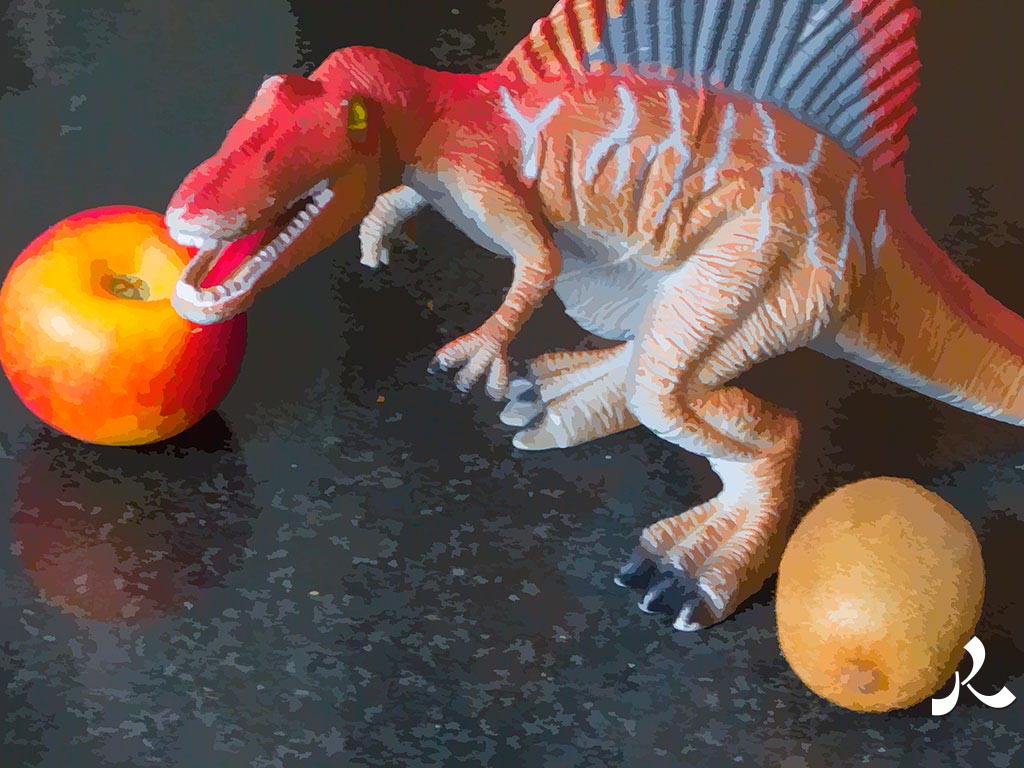 un dinosaure et deux fruits