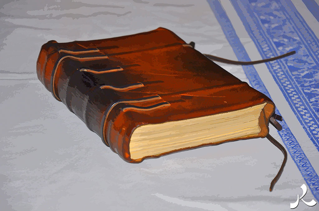 un vieux livre en cuir