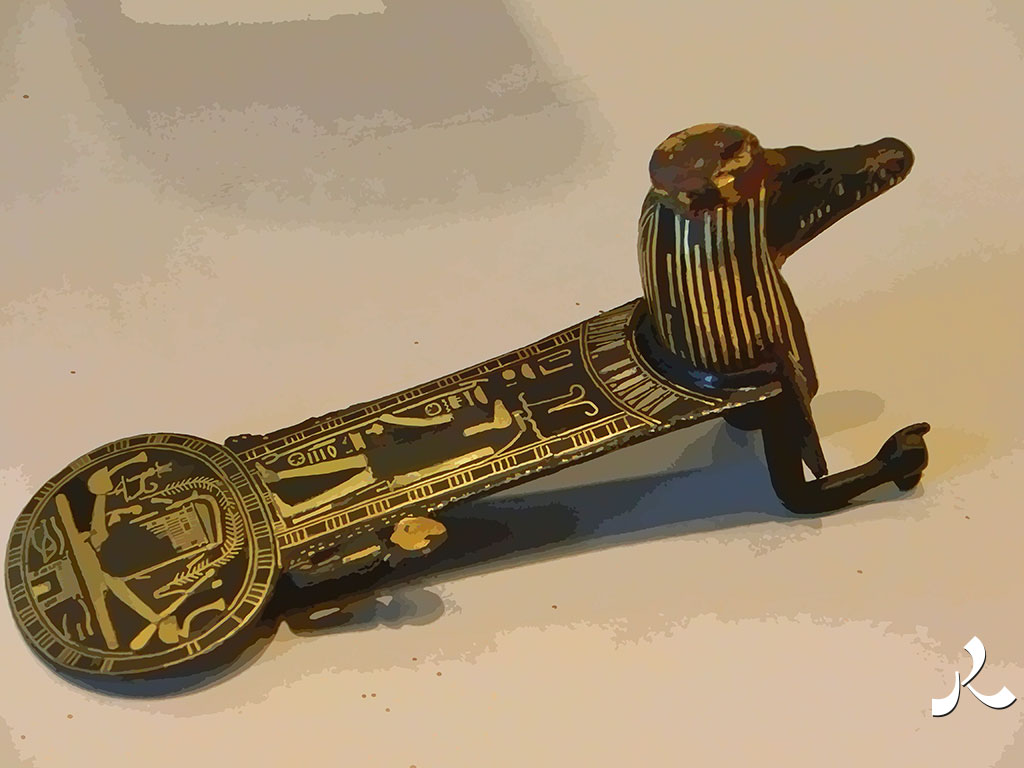 un machin égyptien doré et noir