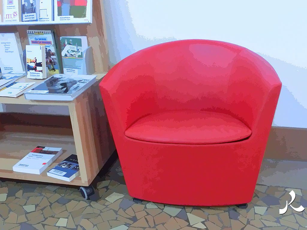 un fauteuil rouge