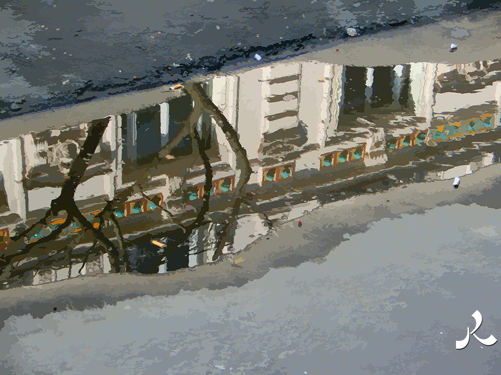 une flaque d'eau en ville