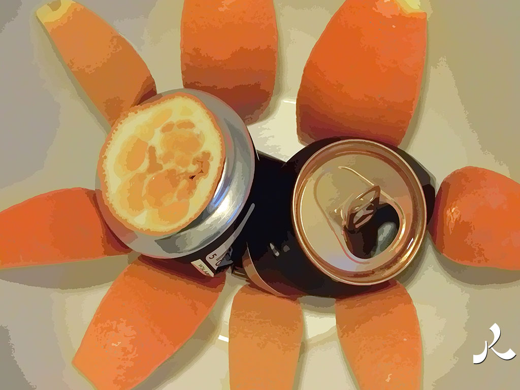 une canette de Guiness recyclée en fleur orange