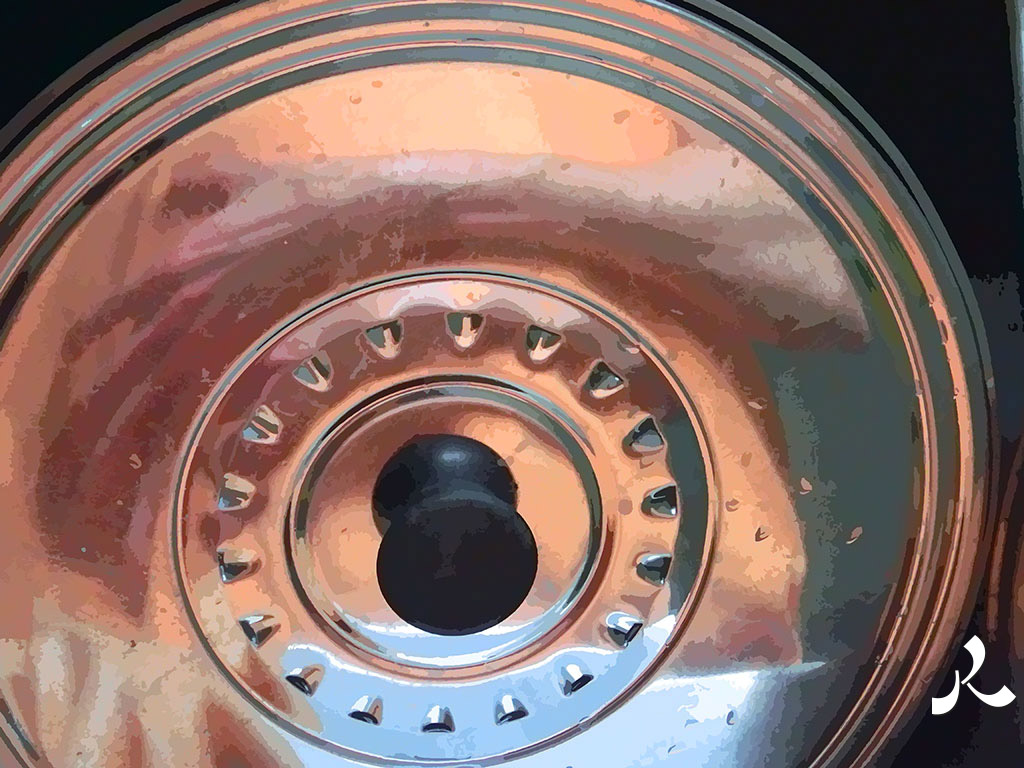 reflet de mon bras dans un couvercle