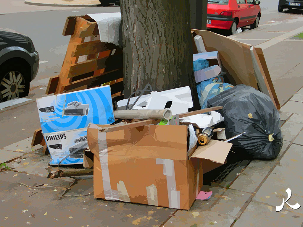 des ordures au pied d'un arbre parisien