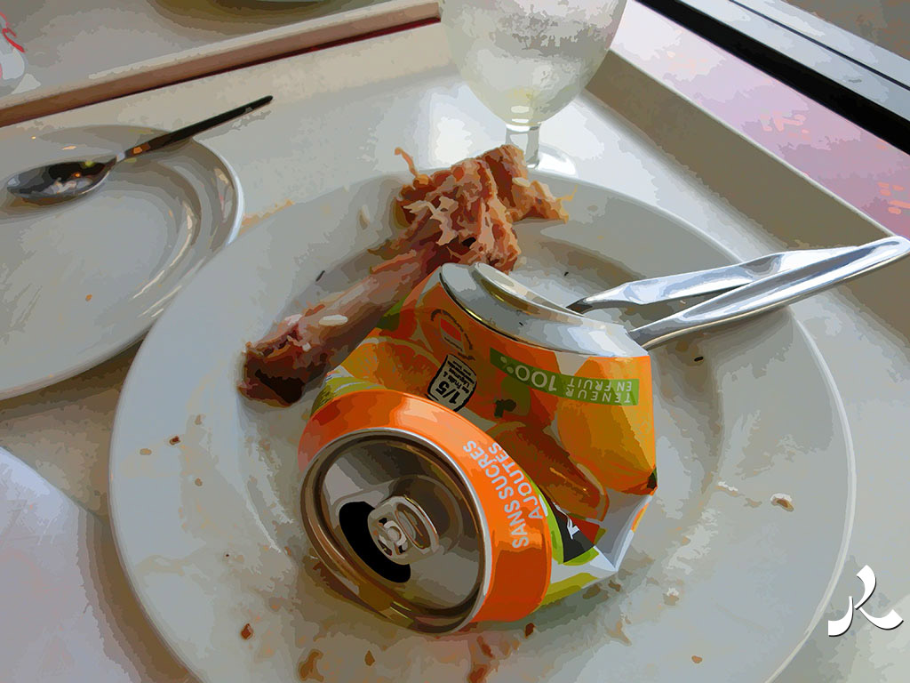 le repas est fini et la canette pliée