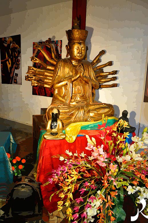 statue dorée à dix bras