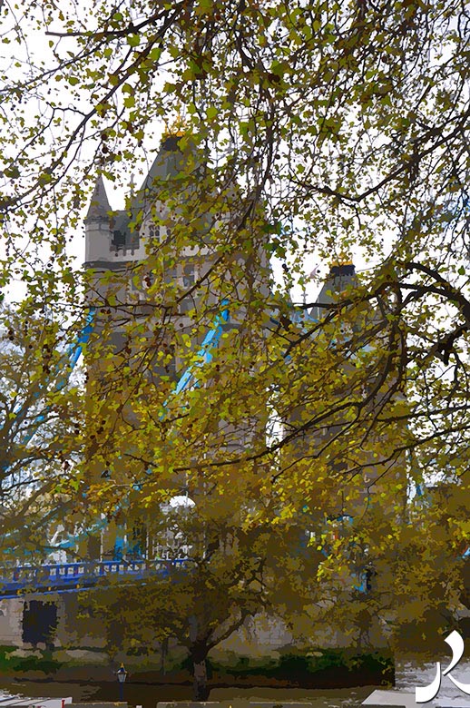 Tower Bridge à travers le feuillage