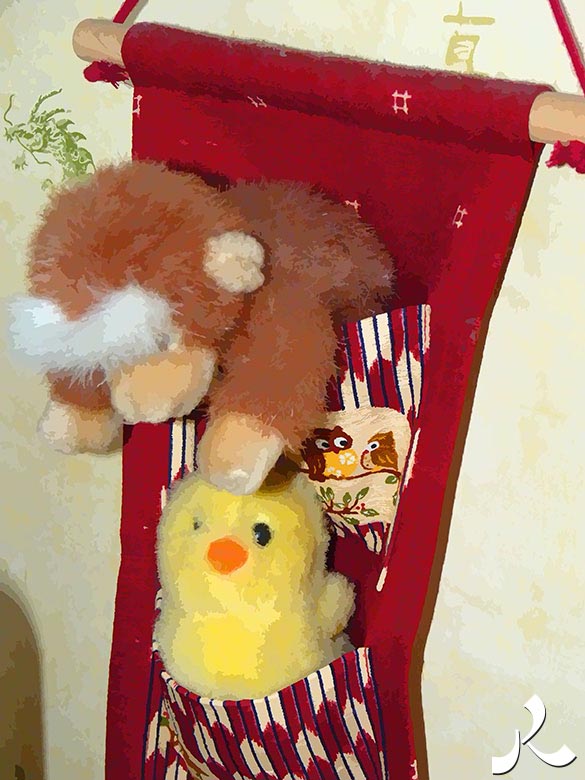 deux peluches perchées