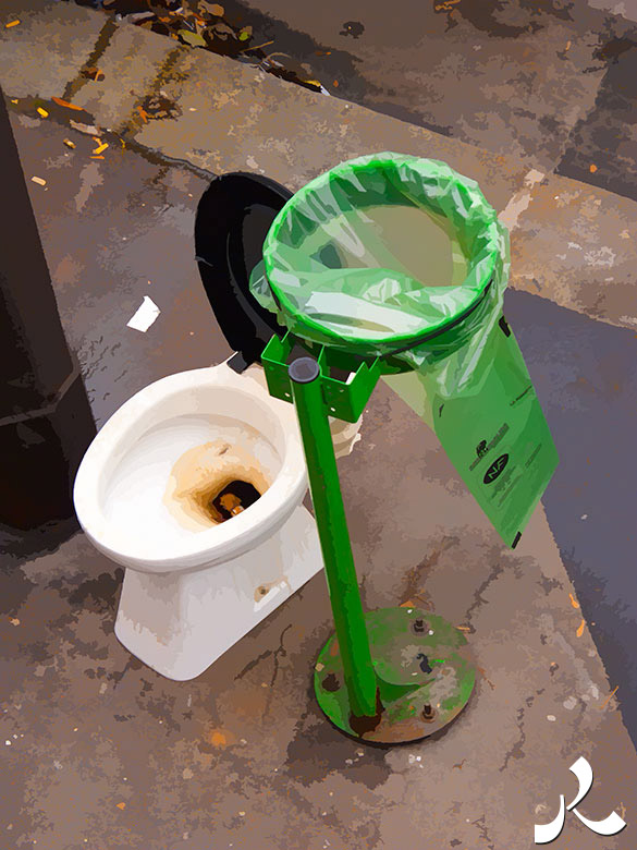 un wc sur le trottoir
