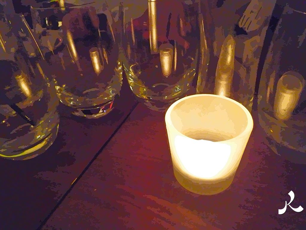 Des verres sur une table