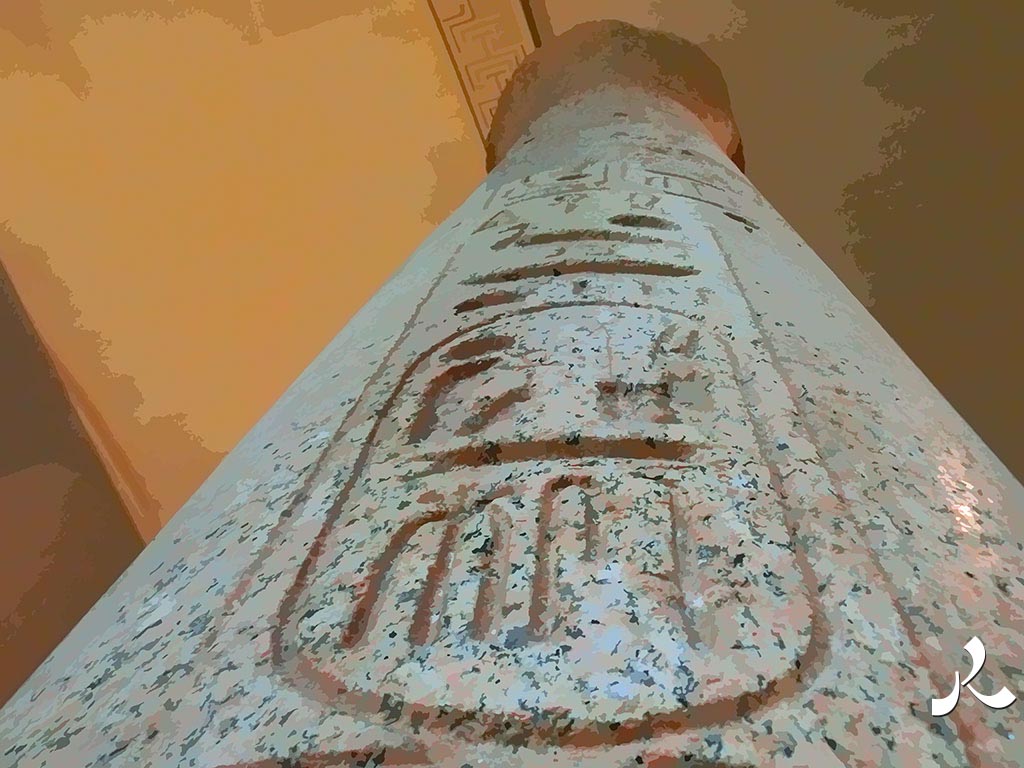 colonne égyptienne et… parisienne au Louvre