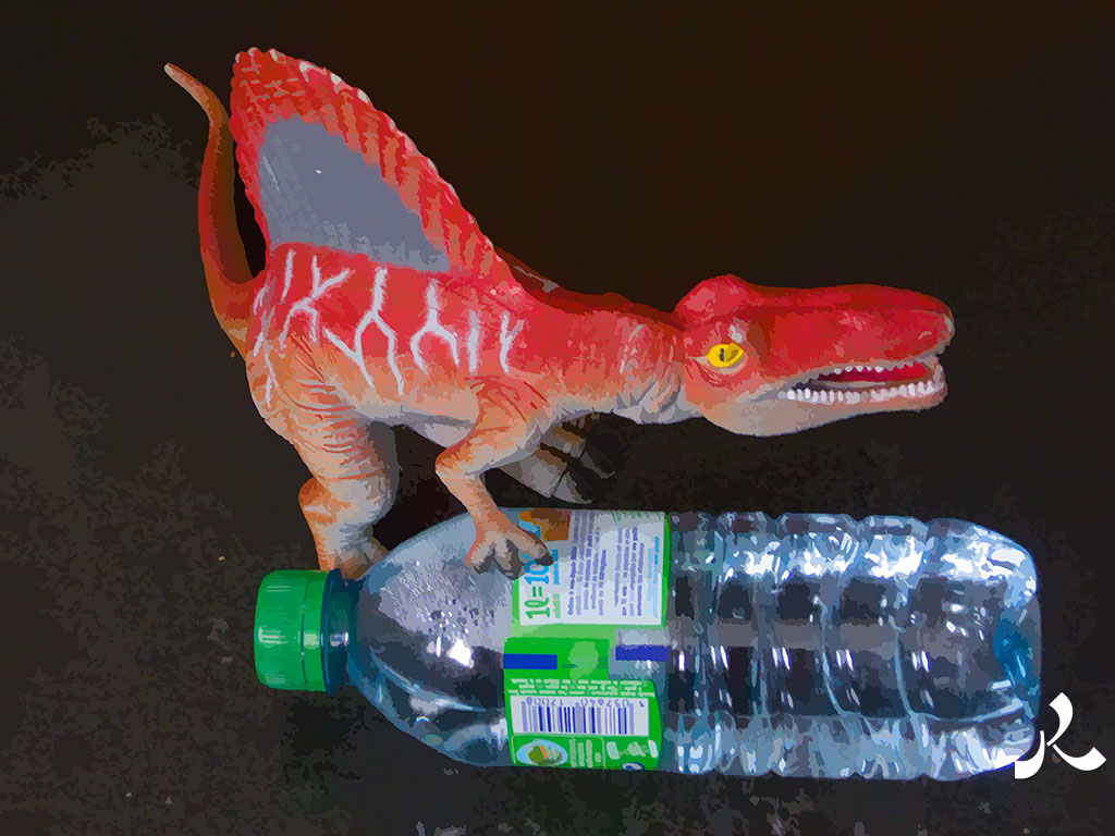 le dinosaure protège sa bouteille d'eau